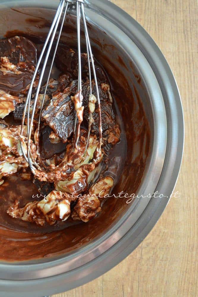Cioccolato e burro a in fase di scioglimento - Ricetta Torta cioccolato e nocciole Cioccolato e burro a in fase di scioglimento - Ricetta Torta cioccolato e nocciole