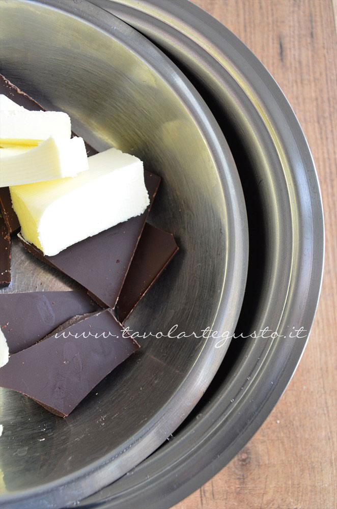 Cioccolato e burro nel cestello per il bagnomaria - Ricetta Torta cioccolato e nocciole Cioccolato e burro nel cestello per il bagnomaria - Ricetta Torta cioccolato e nocciole