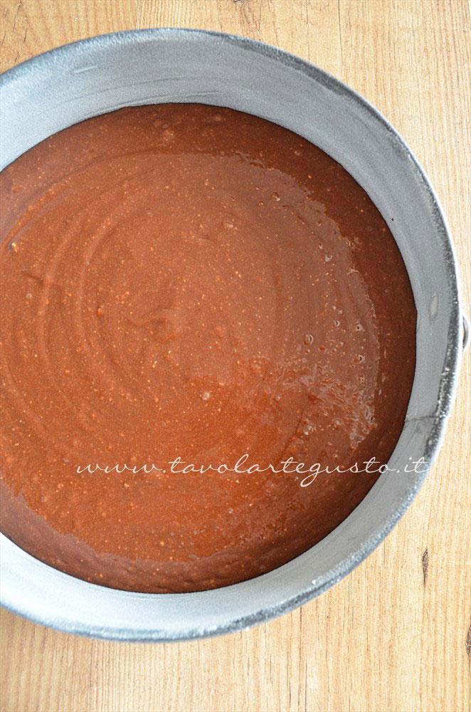 Impasto nella teglia - Ricetta Torta cioccolato e nocciole Impasto nella teglia - Ricetta Torta cioccolato e nocciole
