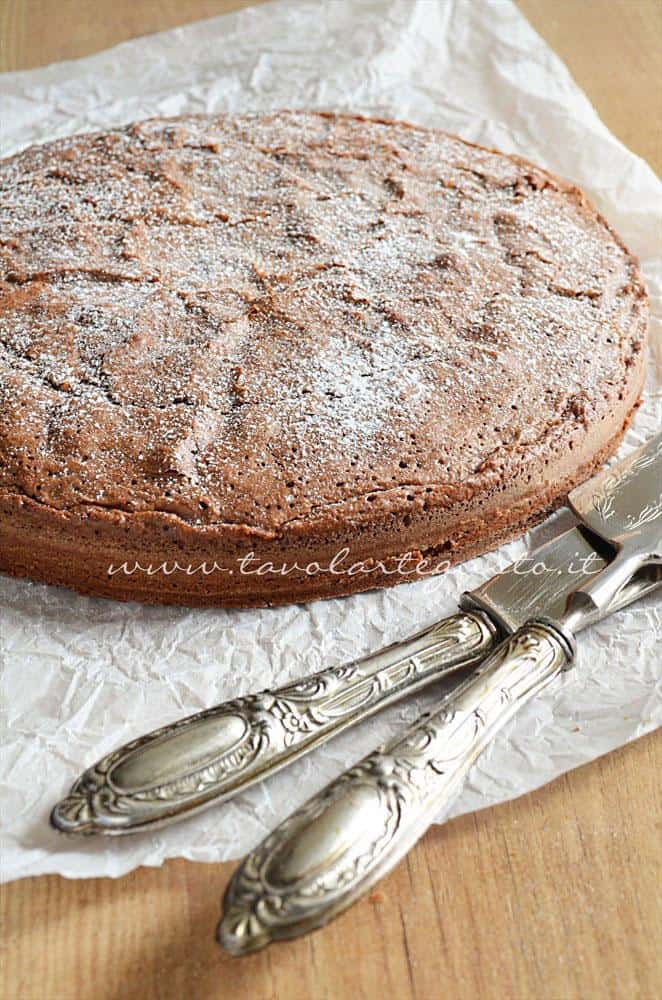 Spolverata di zucchero a velo - Ricetta Torta cioccolato e nocciole Spolverata di zucchero a velo - Ricetta Torta cioccolato e nocciole