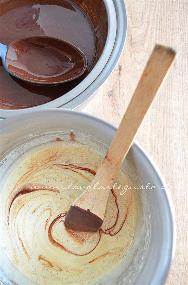 Uova montate con il cioccolato e burro fuso - Ricetta Torta cioccolato e nocciole Uova montate con il cioccolato e burro fuso - Ricetta Torta cioccolato e nocciole