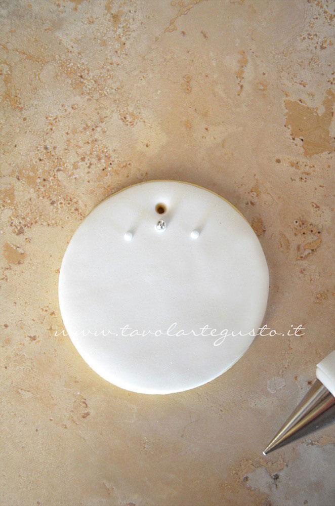 Adagiare la perla di zucchero sul pois in ghiaccia - Ricetta Biscotti di Natale decorati in Pasta di Zucchero Adagiare la perla di zucchero sul pois in ghiaccia - Ricetta Biscotti di Natale decorati in Pasta di Zucchero