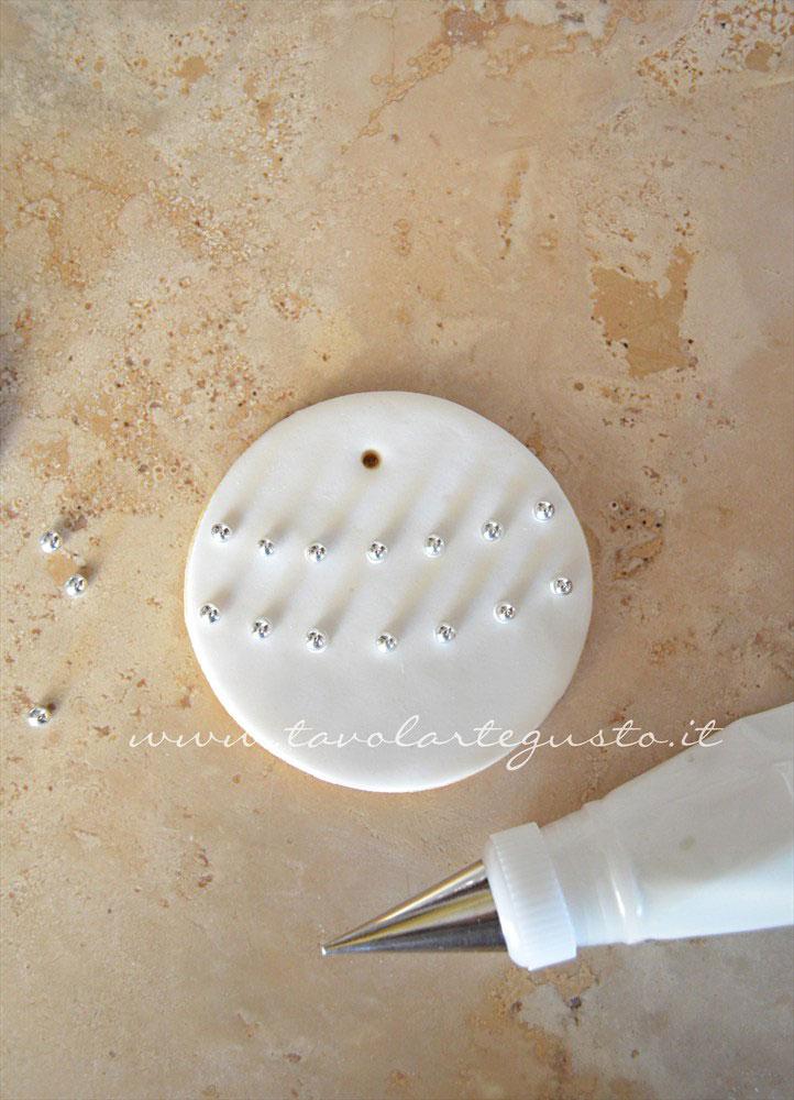 Adagiare le perle di zucchero anche sul secondo giro - Ricetta Biscotti di Natale decorati in Pasta di Zucchero Adagiare le perle di zucchero anche sul secondo giro - Ricetta Biscotti di Natale decorati in Pasta di Zucchero