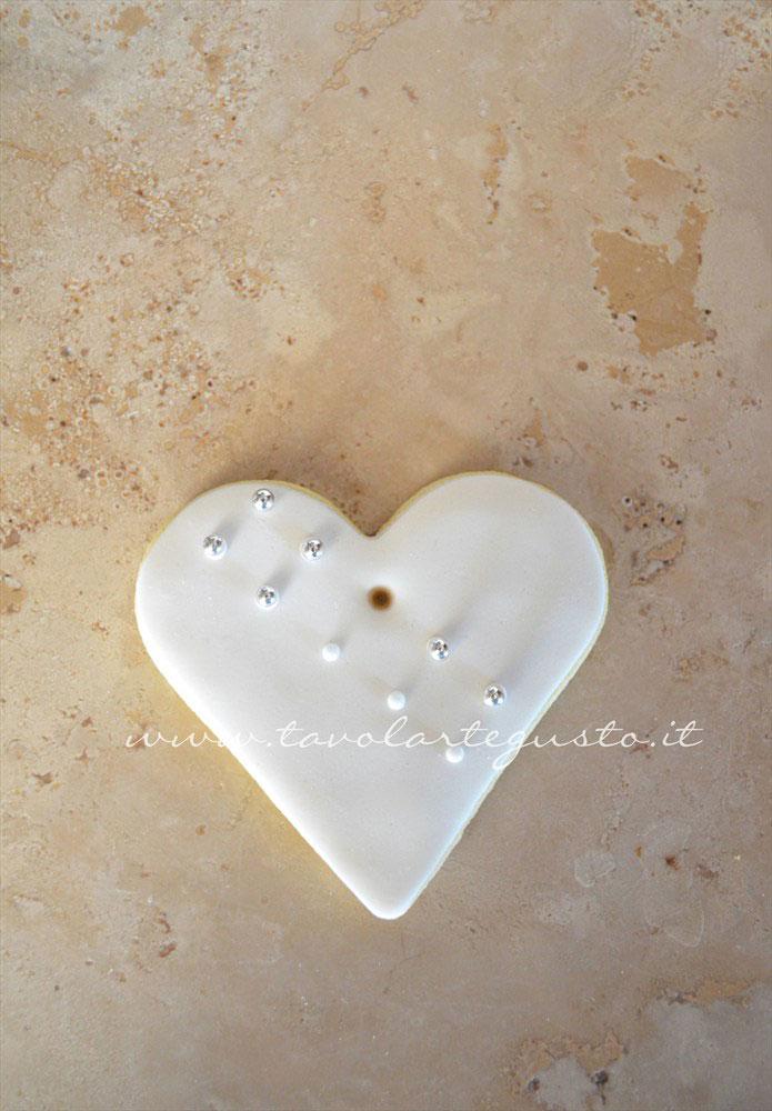 Adagiare le perle di zucchero sui pois obliqui - Ricetta Biscotti di Natale decorati in Pasta di Zucchero Adagiare le perle di zucchero sui pois obliqui - Ricetta Biscotti di Natale decorati in Pasta di Zucchero