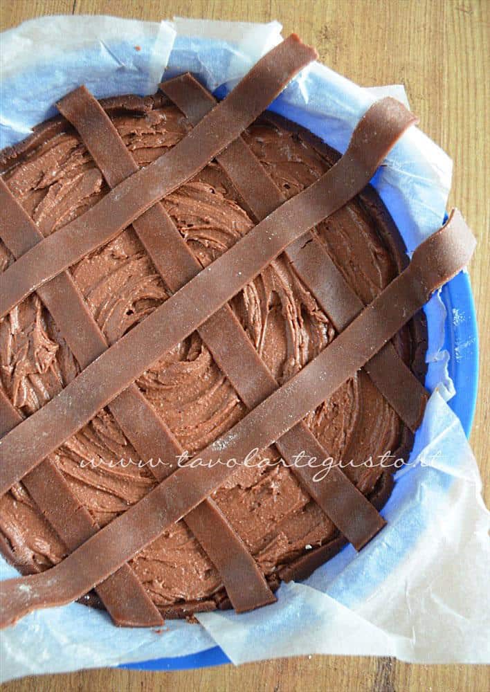 Adagiare le strisce sulla crostata - Ricetta Crostata morbida al cioccolato Adagiare le strisce sulla crostata - Ricetta Crostata morbida al cioccolato