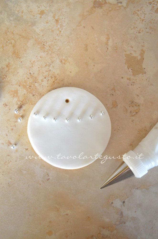 Adagiare sui pois le perle di zucchero -Ricetta Biscotti di Natale decorati in Pasta di Zucchero Adagiare sui pois le perle di zucchero -Ricetta Biscotti di Natale decorati in Pasta di Zucchero
