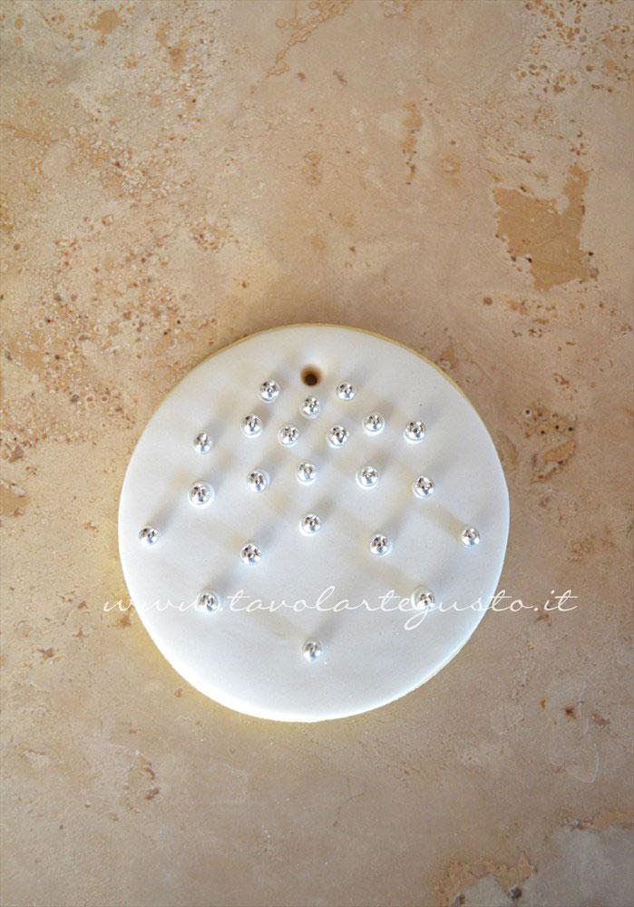 Adagiare tutte le perle di zucchero sui pois di ghiaccia - Ricetta Biscotti di Natale decorati in Pasta di Zucchero Adagiare tutte le perle di zucchero sui pois di ghiaccia - Ricetta Biscotti di Natale decorati in Pasta di Zucchero