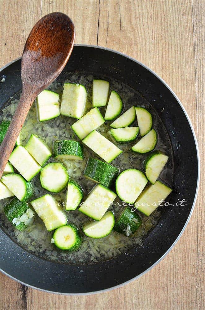 Aggiungere 2 mestoli d'acqua - Ricetta Crema di zucchine-Vellutata di zucchine Aggiungere 2 mestoli d'acqua - Ricetta Crema di zucchine-Vellutata di zucchine