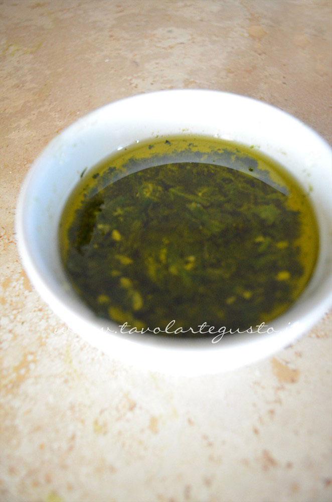 Aggiungere agli aromi vino bianco, olio e sale - Ricetta Filetto di salmone al cartoccio Aggiungere agli aromi vino bianco, olio e sale - Ricetta Filetto di salmone al cartoccio