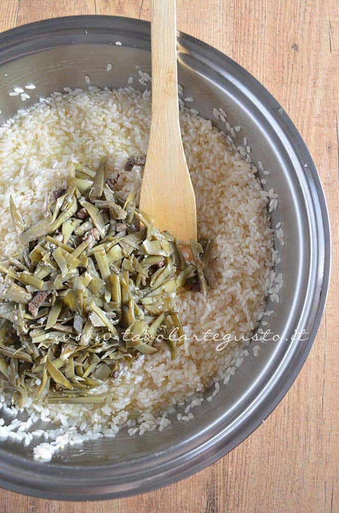 Aggiungere i carciofi al riso - Ricetta Bordura di riso con crema di carciofi e crostini di Fiore Sardo Aggiungere i carciofi al riso - Ricetta Bordura di riso con crema di carciofi e crostini di Fiore Sardo
