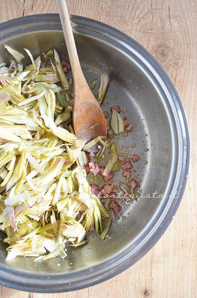Aggiungere i carfiofi al soffritto - Ricetta Bordura di riso con crema di carciofi e crostini di Fiore Sardo Aggiungere i carfiofi al soffritto - Ricetta Bordura di riso con crema di carciofi e crostini di Fiore Sardo