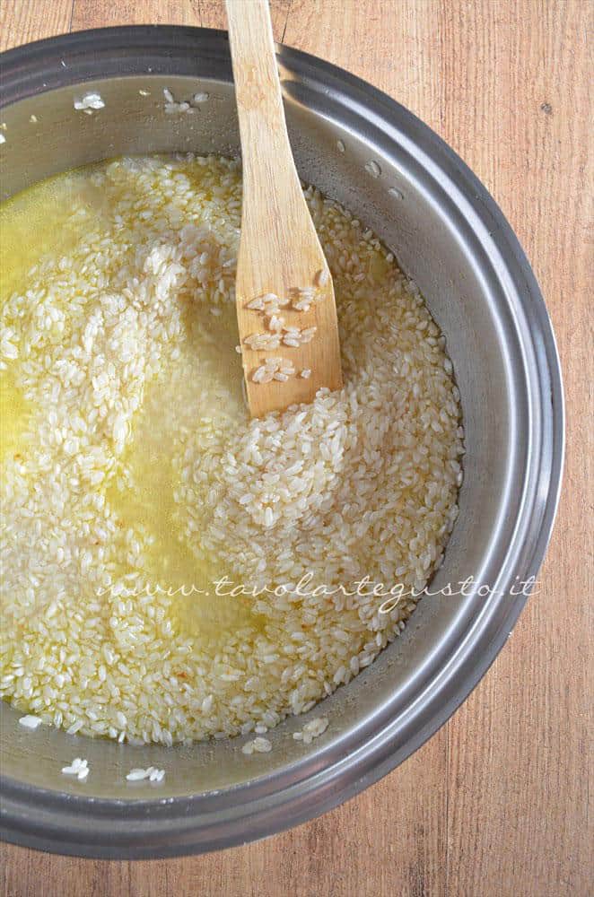 Aggiungere il brodo vegetale al riso - Ricetta Bordura di riso con crema di carciofi e crostini di Fiore Sardo Aggiungere il brodo vegetale al riso - Ricetta Bordura di riso con crema di carciofi e crostini di Fiore Sardo