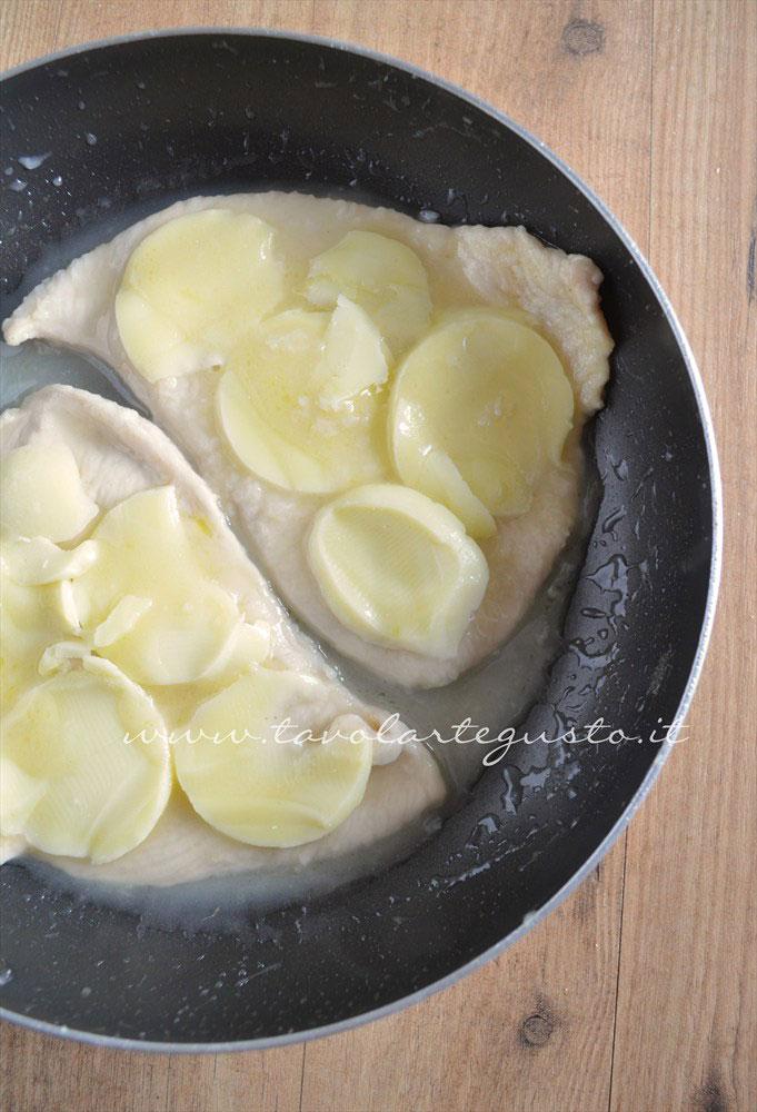 Aggiungere il formaggio tagliato a fettine - Ricetta Petto di pollo al formaggio Aggiungere il formaggio tagliato a fettine - Ricetta Petto di pollo al formaggio
