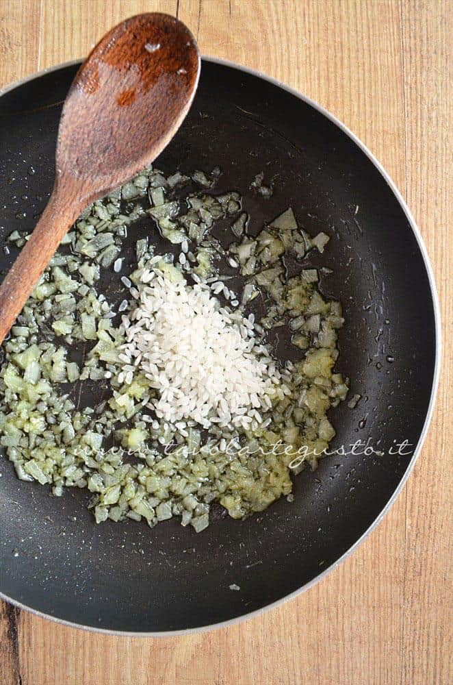 Aggiungere il riso alla cipolla - Ricetta Crema di zucchine-Vellutata di zucchine Aggiungere il riso alla cipolla - Ricetta Crema di zucchine-Vellutata di zucchine