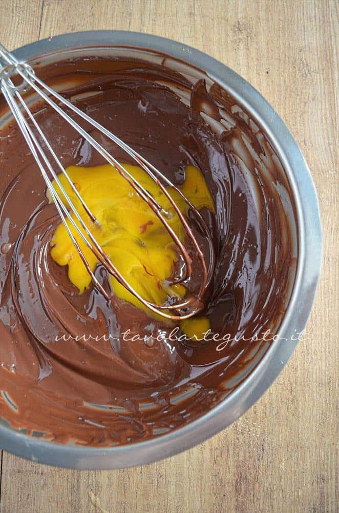 Aggiungere il tuorlo alla ganache - Ricetta Crostata morbida al cioccolato Aggiungere il tuorlo alla ganache - Ricetta Crostata morbida al cioccolato