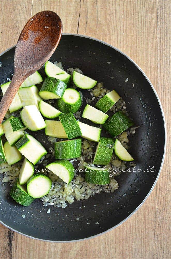 Aggiungere le zucchine - Ricetta Crema di zucchine-Vellutata di zucchine Aggiungere le zucchine - Ricetta Crema di zucchine-Vellutata di zucchine