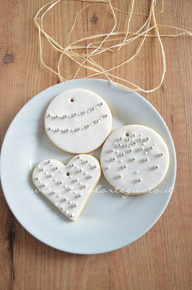 Biscotti di Natale decorati in Pasta di Zucchero - Ricetta. Biscotti di Natale decorati in Pasta di Zucchero - Ricetta.