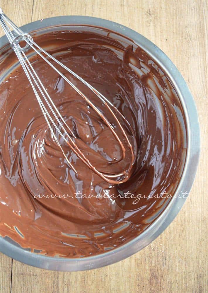 Girare con una frusta a mano il cioccolato a bagnomaria - Ricetta Crostata morbida al cioccolato Girare con una frusta a mano il cioccolato a bagnomaria - Ricetta Crostata morbida al cioccolato