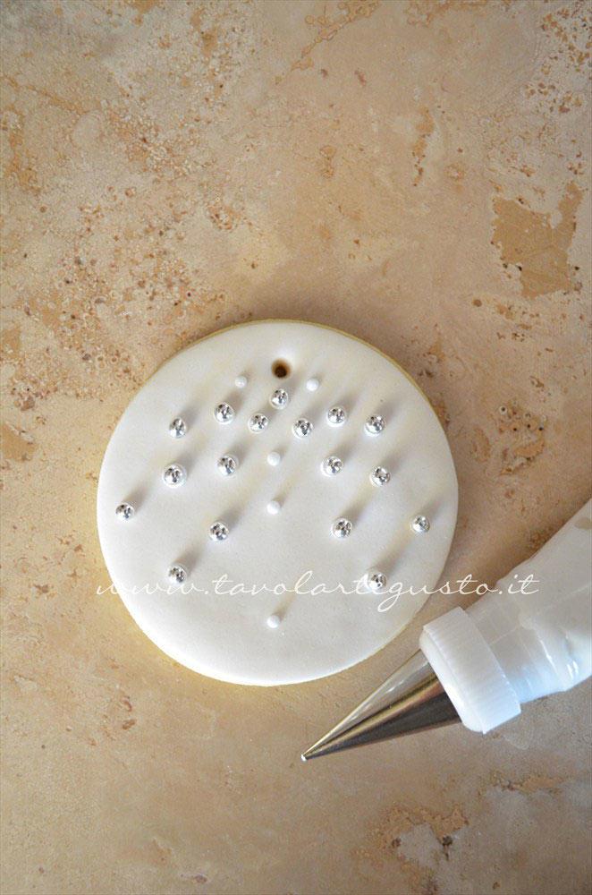 Completare le decorazioni seguendo il disegno simmetrico - Ricetta Biscotti di Natale decorati in Pasta di Zucchero Completare le decorazioni seguendo il disegno simmetrico - Ricetta Biscotti di Natale decorati in Pasta di Zucchero
