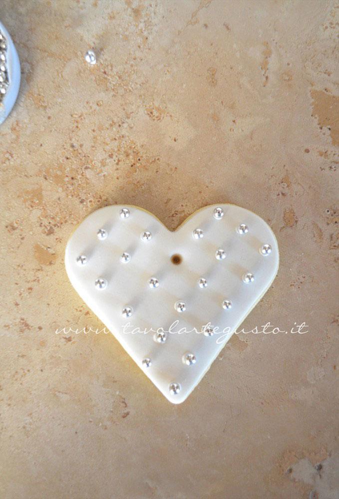 Completare realizzando una serie di pois obliqui su cui adagiare le perle di zucchero - Ricetta Biscotti di Natale decorati in Pasta di Zucchero Completare realizzando una serie di pois obliqui su cui adagiare le perle di zucchero - Ricetta Biscotti di Natale decorati in Pasta di Zucchero