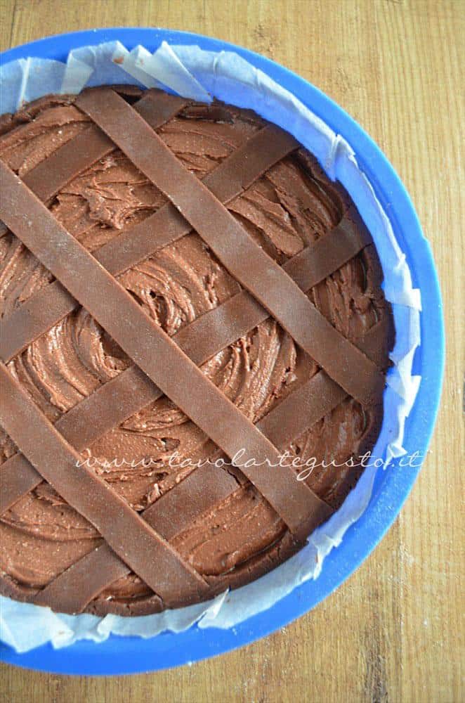 Crostata morbida al cioccolato pronta per essere infornata - Ricetta Crostata morbida al cioccolato Crostata morbida al cioccolato pronta per essere infornata - Ricetta Crostata morbida al cioccolato