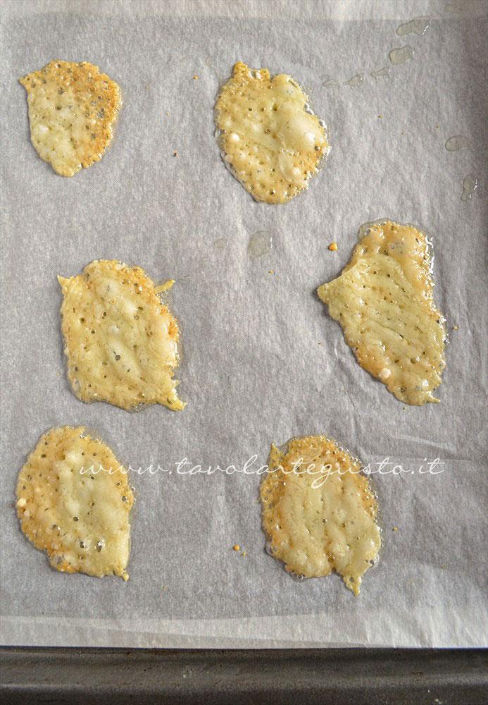Crostini di Parmigiano e Fiore Sardo - Ricetta Bordura di riso con crema di carciofi e crostini di Fiore Sardo Crostini di Parmigiano e Fiore Sardo - Ricetta Bordura di riso con crema di carciofi e crostini di Fiore Sardo