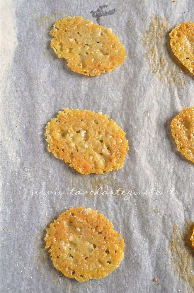 Crostini di Parmigiano e Fiore Sardo. - Ricetta Bordura di riso con crema di carciofi e crostini di Fiore Sardo Crostini di Parmigiano e Fiore Sardo. - Ricetta Bordura di riso con crema di carciofi e crostini di Fiore Sardo
