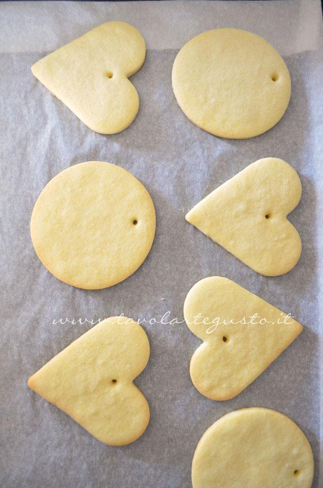 Cuocere i biscotti - Ricetta Biscotti di Natale decorati in Pasta di Zucchero Cuocere i biscotti - Ricetta Biscotti di Natale decorati in Pasta di Zucchero