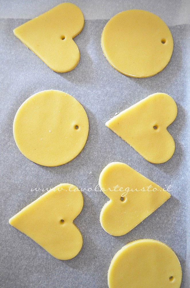 Disporre i biscotti nella teglia - Ricetta Biscotti di Natale decorati in Pasta di Zucchero Disporre i biscotti nella teglia - Ricetta Biscotti di Natale decorati in Pasta di Zucchero