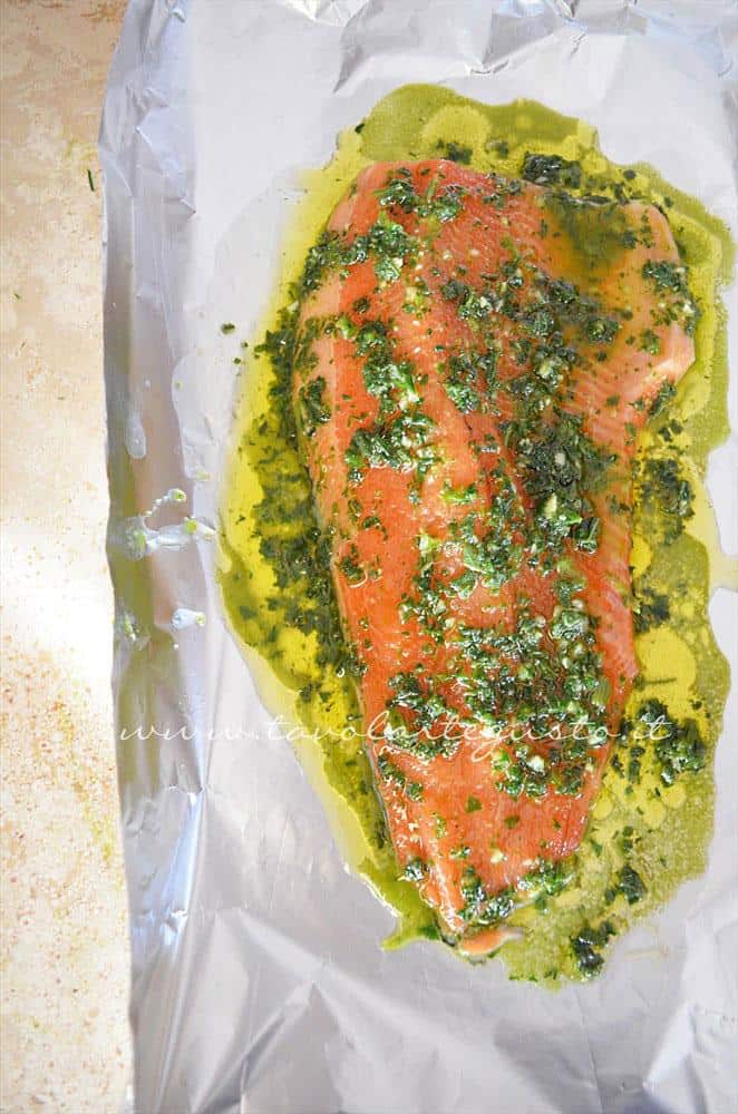 Disporre il filetto di salmone nel cartoccio - Ricetta filetto di salmone al cartoccio Disporre il filetto di salmone nel cartoccio - Ricetta filetto di salmone al cartoccio