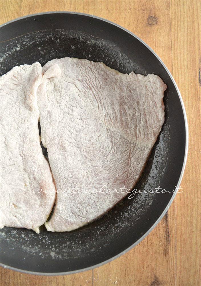 Aggiungere i petti di pollo in padella con il burro caldo - Ricetta Petto di pollo al formaggio Aggiungere i petti di pollo in padella con il burro caldo - Ricetta Petto di pollo al formaggio