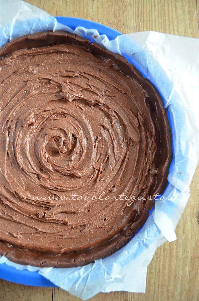 Distribuire perfettamente il ripieno sulla superficie - Ricetta Crostata morbida al cioccolato Distribuire perfettamente il ripieno sulla superficie - Ricetta Crostata morbida al cioccolato