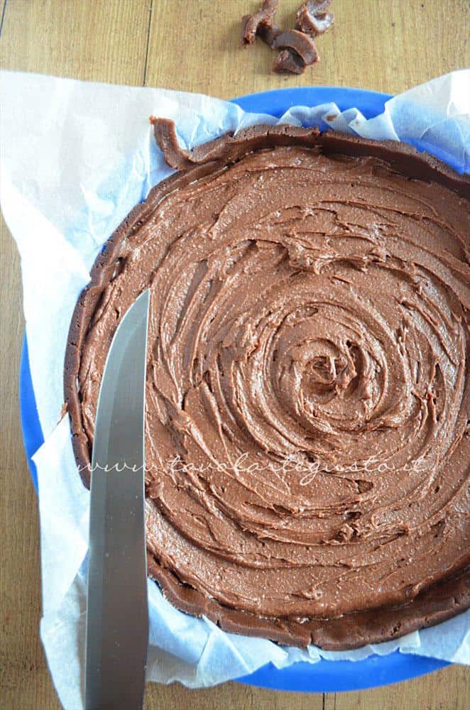 Eliminare la frolla in eccesso con un coltello - Ricetta Crostata morbida al cioccolato Eliminare la frolla in eccesso con un coltello - Ricetta Crostata morbida al cioccolato