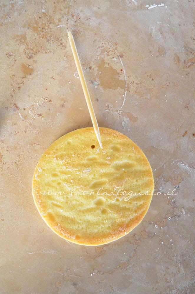 Forare dal retro il biscotto - Ricetta Biscotti di Natale decorati in Pasta di Zucchero Forare dal retro il biscotto - Ricetta Biscotti di Natale decorati in Pasta di Zucchero
