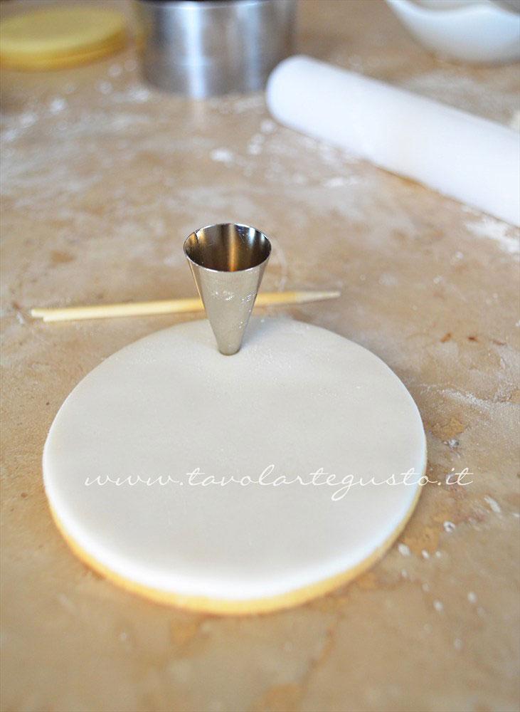 Forare in superficie la pasta di zucchero -Ricetta Biscotti di Natale decorati in Pasta di Zucchero Forare in superficie la pasta di zucchero -Ricetta Biscotti di Natale decorati in Pasta di Zucchero