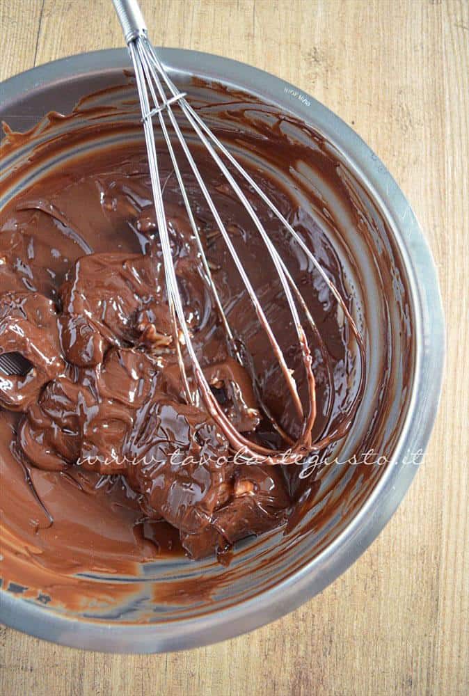 Girare con una frusta a mano il cioccolato a bagnomaria - Ricetta Crostata morbida al cioccolato Girare con una frusta a mano il cioccolato a bagnomaria - Ricetta Crostata morbida al cioccolato