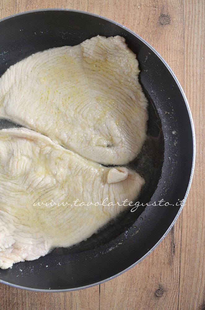 Girare e lasciare cuocere i petti di pollo - Ricetta Petto di pollo al formaggio Girare e lasciare cuocere i petti di pollo - Ricetta Petto di pollo al formaggio
