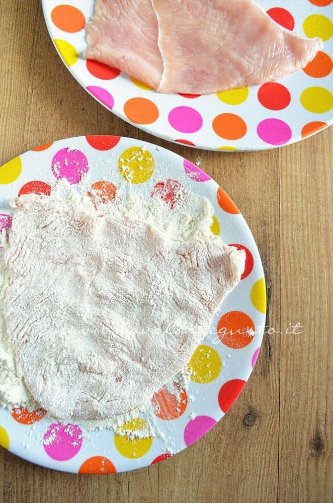 Infarinare i petti di pollo - Ricetta Petto di pollo al formaggio Infarinare i petti di pollo - Ricetta Petto di pollo al formaggio