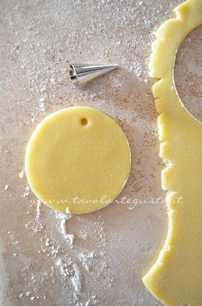 Intagliare i biscotti e forarli - Ricetta Biscotti di Natale decorati in Pasta di Zucchero Intagliare i biscotti e forarli - Ricetta Biscotti di Natale decorati in Pasta di Zucchero