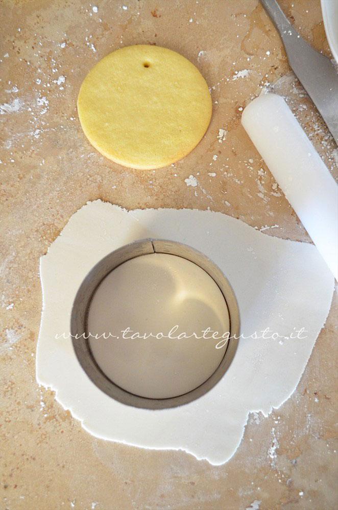 Intagliare la pasta di zucchero - Ricetta Biscotti di Natale decorati in Pasta di Zucchero Intagliare la pasta di zucchero - Ricetta Biscotti di Natale decorati in Pasta di Zucchero