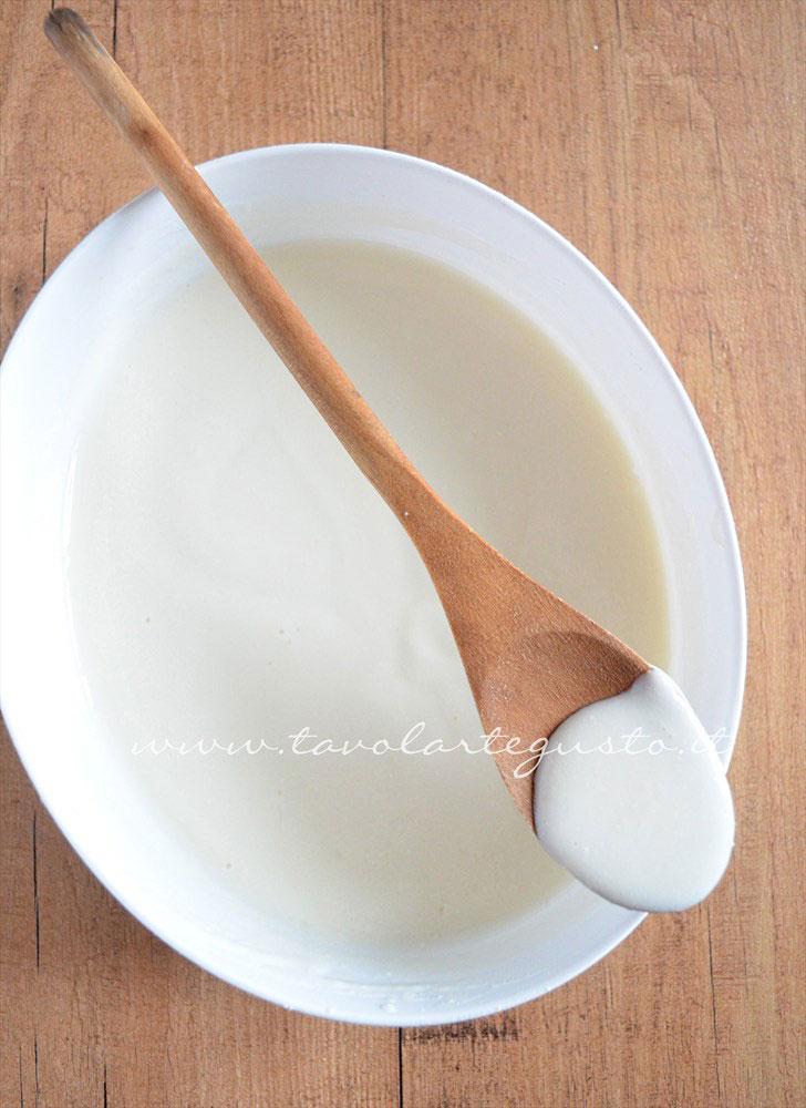 Montare zucchero e ricotta a crema - Ricetta Crostata morbida al cioccolato Montare zucchero e ricotta a crema - Ricetta Crostata morbida al cioccolato