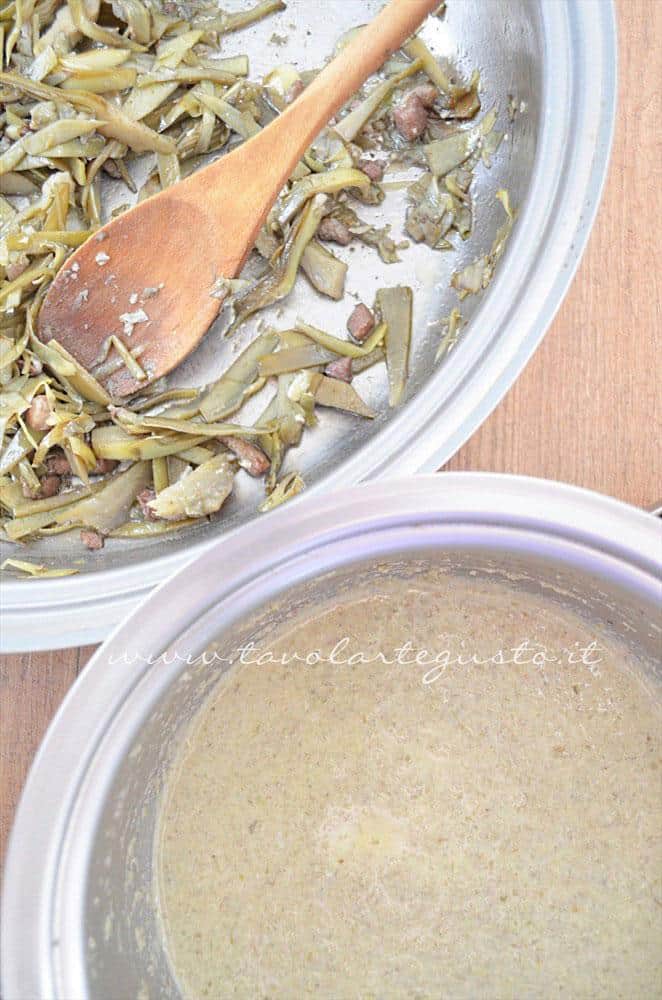 Passare una parte di carciofi con il passa verdure - Ricetta Bordura di riso con crema di carciofi e crostini di Fiore Sardo Passare una parte di carciofi con il passa verdure - Ricetta Bordura di riso con crema di carciofi e crostini di Fiore Sardo