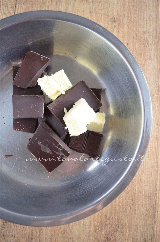 Porre a bagnomaria cioccolato e burro - Ricetta Crostata morbida al cioccolato Porre a bagnomaria cioccolato e burro - Ricetta Crostata morbida al cioccolato