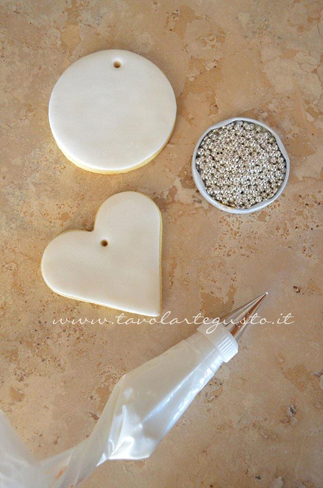 Preparare ghiaccia e perle di zucchero per le decorazioni - Ricetta Biscotti di Natale decorati in Pasta di Zucchero Preparare ghiaccia e perle di zucchero per le decorazioni - Ricetta Biscotti di Natale decorati in Pasta di Zucchero