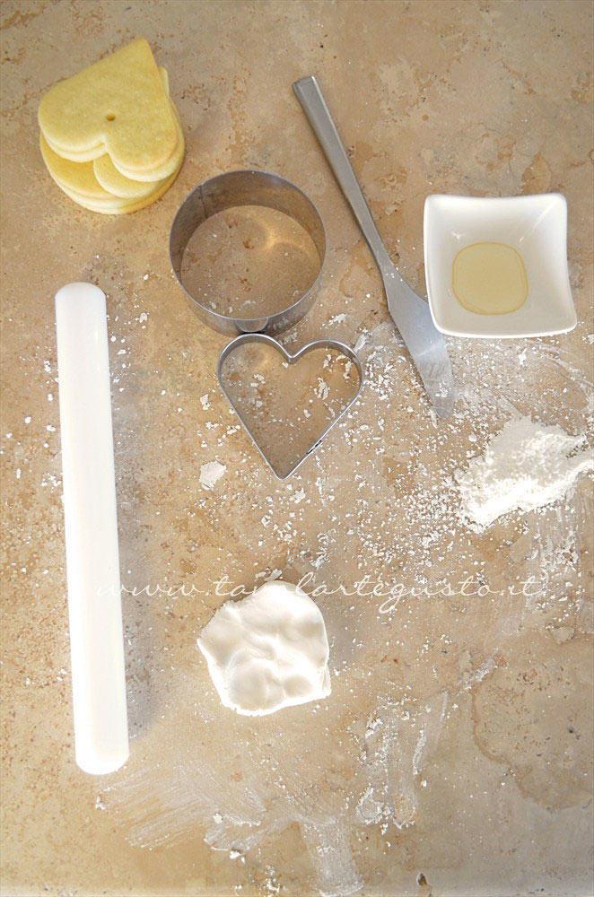 Preparare piano di lavoro e attrezzi per le decorazioni - Ricetta Biscotti di Natale decorati in Pasta di Zucchero Preparare piano di lavoro e attrezzi per le decorazioni - Ricetta Biscotti di Natale decorati in Pasta di Zucchero