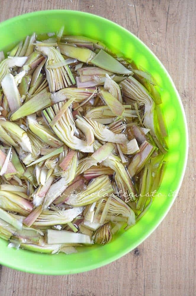 Pulire, tagliare e porre i carfioci in acqua fredda -Ricetta Bordura di riso con crema di carciofi e crostini di Fiore Sardo Pulire, tagliare e porre i carfioci in acqua fredda -Ricetta Bordura di riso con crema di carciofi e crostini di Fiore Sardo