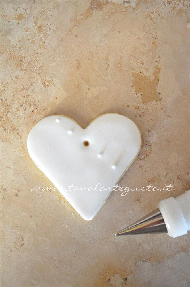 Realizzare dei pois di ghiaccia obliqui al foro - Ricetta Biscotti di Natale decorati in Pasta di Zucchero Realizzare dei pois di ghiaccia obliqui al foro - Ricetta Biscotti di Natale decorati in Pasta di Zucchero