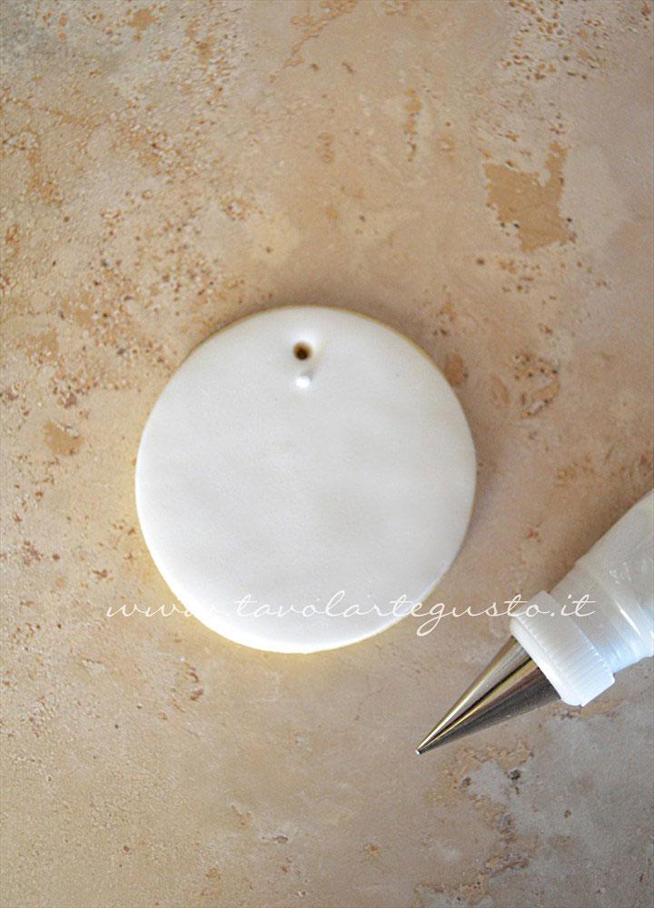Realizzare il primo pois in ghiaccia - Ricetta Biscotti di Natale decorati in Pasta di Zucchero Realizzare il primo pois in ghiaccia - Ricetta Biscotti di Natale decorati in Pasta di Zucchero