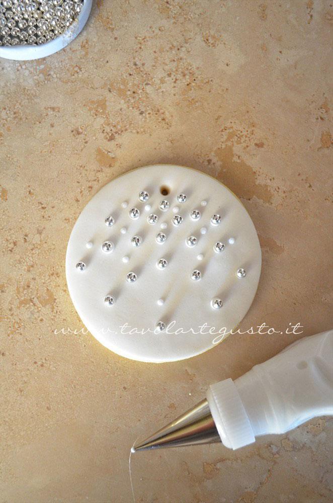 Realizzare piccolissimi pois di ghiaccia tra le perle di zucchero - Ricetta Biscotti di Natale decorati in Pasta di Zucchero Realizzare piccolissimi pois di ghiaccia tra le perle di zucchero - Ricetta Biscotti di Natale decorati in Pasta di Zucchero