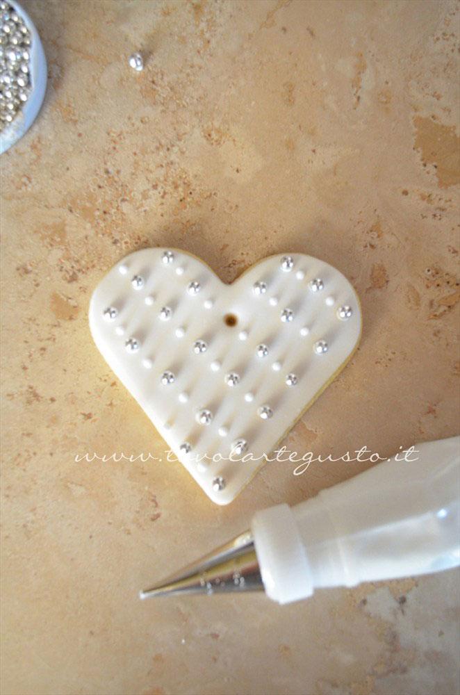 Realizzare piccolissimi pois tra le perle seguendo le linee oblique - Ricetta Biscotti di Natale decorati in Pasta di Zucchero Realizzare piccolissimi pois tra le perle seguendo le linee oblique - Ricetta Biscotti di Natale decorati in Pasta di Zucchero
